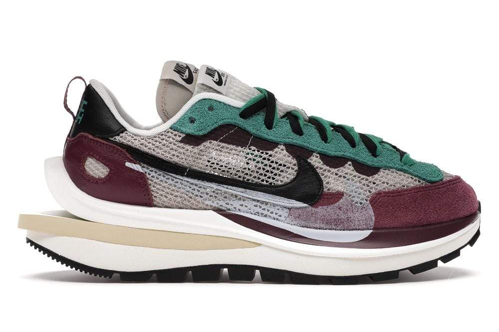 Nike-Vaporwaffle-sacai-Sport-Fuchsia-Game_RRspace_Business